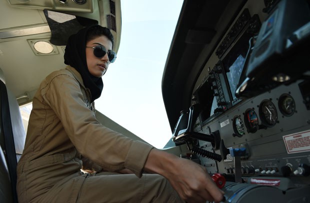 Niloofar Rahmani, a primeira mulher piloto do Afeganistão, é vista em aeronave da Força Aérea afegã em foto de 26 de abril (Foto: Shah Marai/AFP)
