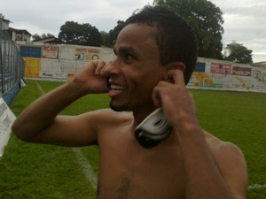 Leandro comemora ao telefone com a família. (Foto: Valdivan Veloso/globoesporte.com)