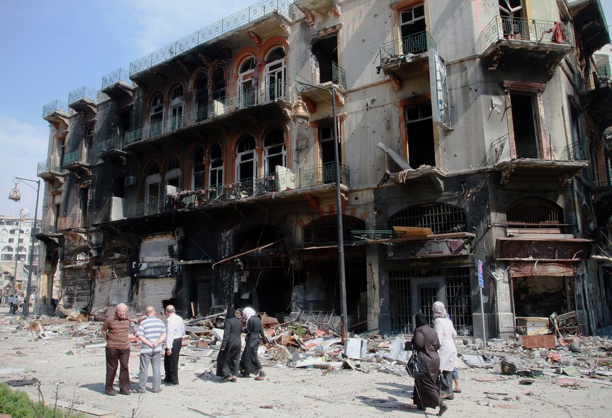 Imagem feita pelo Exército da Síria mostra civis retornando a Homs após um cessar-fogo e a retirada dos rebeldes de bairros da cidade, controlada por Bashar al-Assad