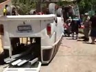 Veículo com crianças capota em ladeira no Riacho Doce; veja o vídeo