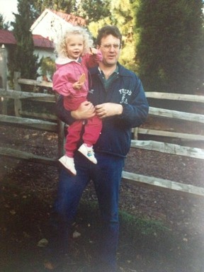 Taylor Swift em foto antiga com o pai (Foto: Twitter/ Reprodução)
