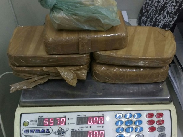 Com os suspeitos, foram encontrados 5,5 Kg de pasta base de cocaína  (Foto: Polícia Civil/divulgação)