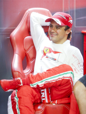 Felipe Massa nos boxes da Ferrari no fim de semana do GP de Cingapura (Foto: EFE)