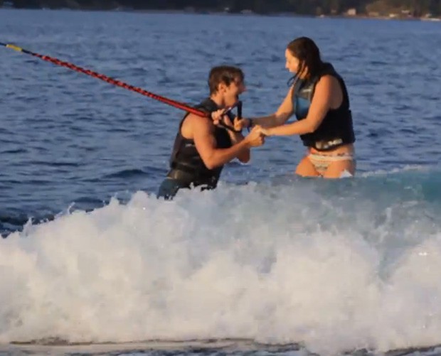 Matthew fez o pedido à namorada Brynn enquanto ambos praticavam wakeboard (Foto: YouTube/Reprodução/Matthew Gencarella)