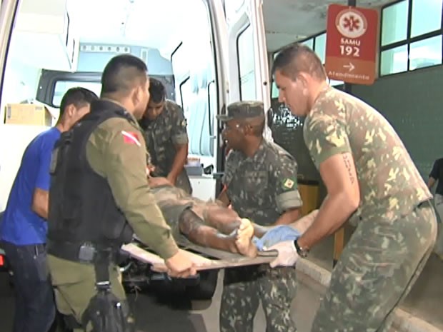 Vinte militares estavam no caminhão, dos quais 18 ficaram feridos (Foto: Reprodução/TV Tapajós)