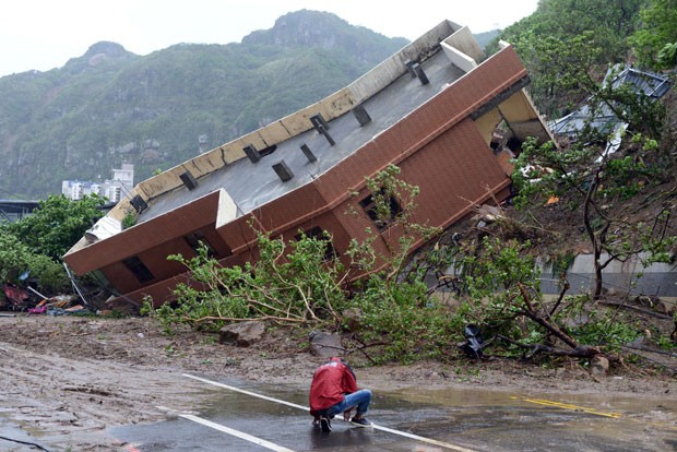 Prédio desaba após deslizamento de terra em Taiwan neste domingo (1°) (Foto: Sam Yeh/ AFP)