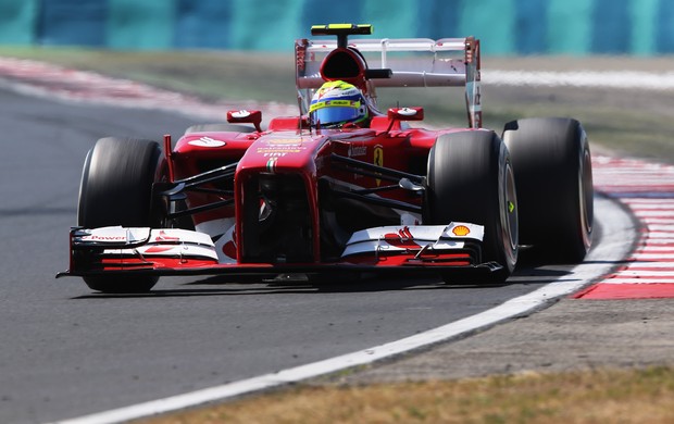 Após toque com Nico Rosberg, Felipe Massa perdeu parte do bico de sua Ferrari (Foto: Getty Images)