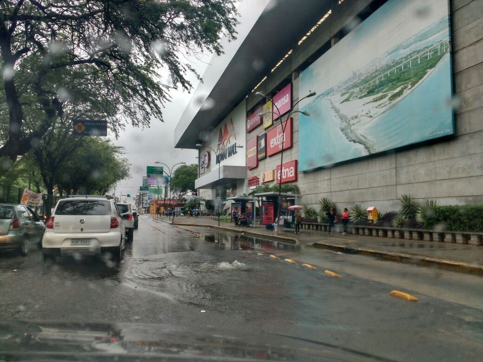 Av. Senador Salgado Filho está com ponto de alagamento  (Foto: Rafael Barbosa)