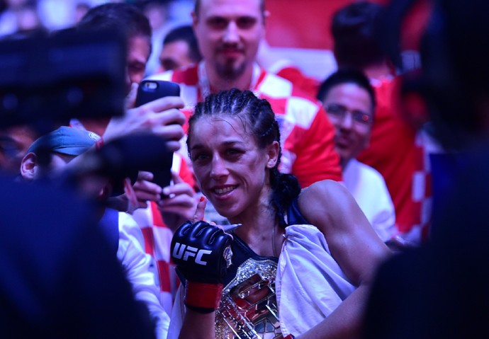 Joanna Jedrzejczyk venceu Jéssica Bate-Estaca por decisão unânime (50-45, 50-44, 50-45) (Foto: Jason Silva)