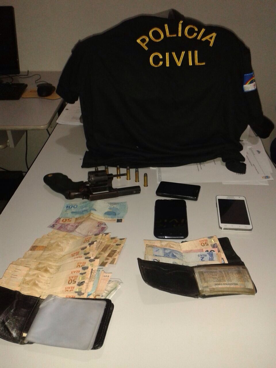 Material encontrado com grupo suspeito de assalto em Lajedo, Agreste de Pernambuco (Foto: Divulgação/ Polícia Civil)