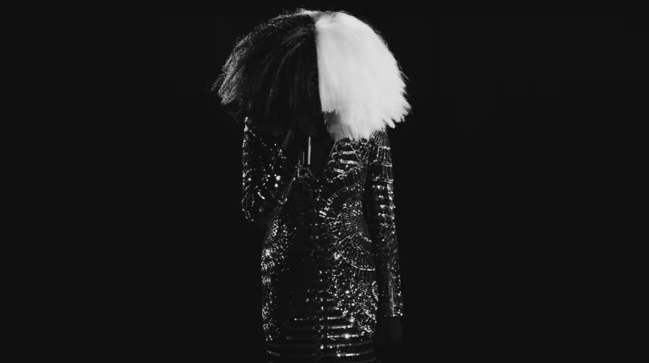 Sia tambm aparece no novo clipe de Kanye (Foto: Reproduo) Sia tambm aparece no novo clipe de Kanye (Foto: Reproduo)