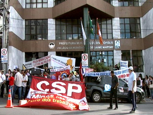 manifestação protesto servidores municipais Prefeitura Divinópolis MG (Foto: Reprodução/TV Integração) manifestação protesto servidores municipais Prefeitura Divinópolis MG (Foto: Reprodução/TV Integração)
