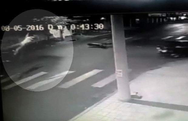 Motociclista morre após bater em carro, ser lançado e girar no ar; vídeo em Goiás (Foto: Reprodução)