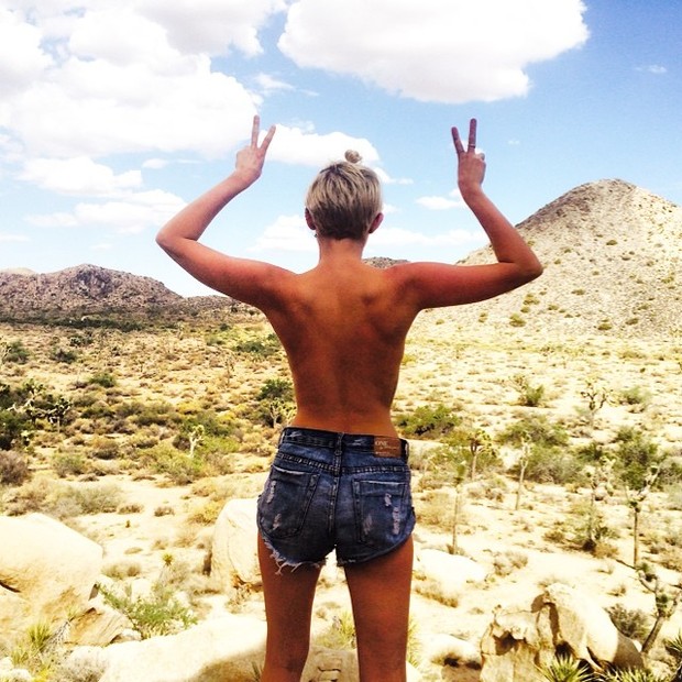 Miley Cyrus faz topless (Foto: Instagram/ Reprodução)