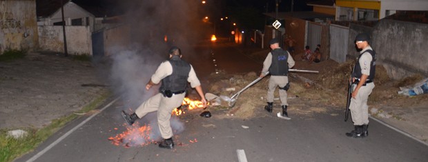 PM esteve no local do protesto ainda na noite da terça-feira (19) em João Pessoa (Foto: Walter Paparazzo/G1)