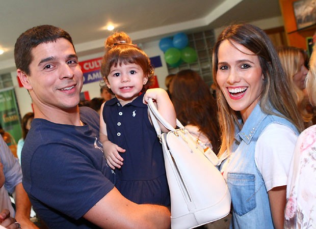 Maluzinha posou segurando a bolsa da mãe, Fe Pontes (Foto: Foto RioNews) Maluzinha posou segurando a bolsa da mãe, Fe Pontes (Foto: Foto RioNews)