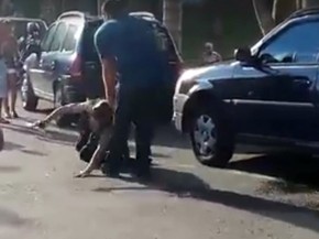 Mulher de 23 anos, que prestava serviço como segurança para um clube de Três Corações, MG, foi agredida por um homem de 34 anos neste sábado (17); ao derrubar mulher no chão, agressor a puxa pelos cabelos (Foto: Reprodução/Redes Sociais) Mulher de 23 anos, que prestava serviço como segurança para um clube de Três Corações, MG, foi agredida por um homem de 34 anos neste sábado (17); ao derrubar mulher no chão, agressor a puxa pelos cabelos (Foto: Reprodução/Redes Sociais)