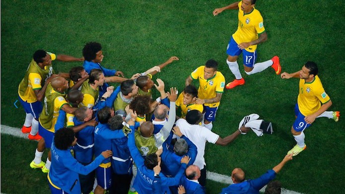 Jogadores da seleção brasileira comemorando o gol da virada marcado pelo atacante Neymar (Foto: Reprodução/FIFA)
