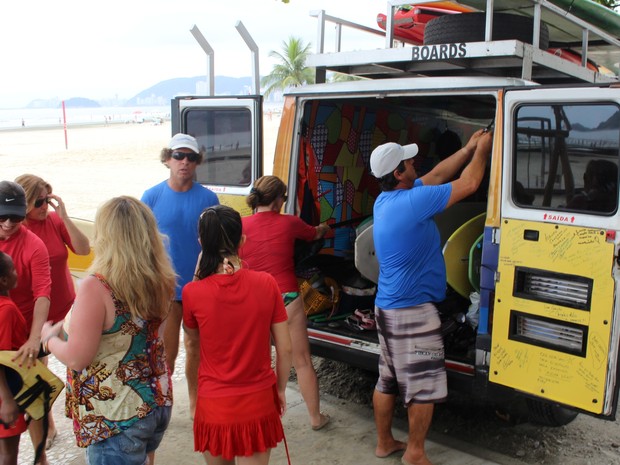 Materiais ficam guardados dentro da van estacionada na praia (Foto: Orion Pires / G1)