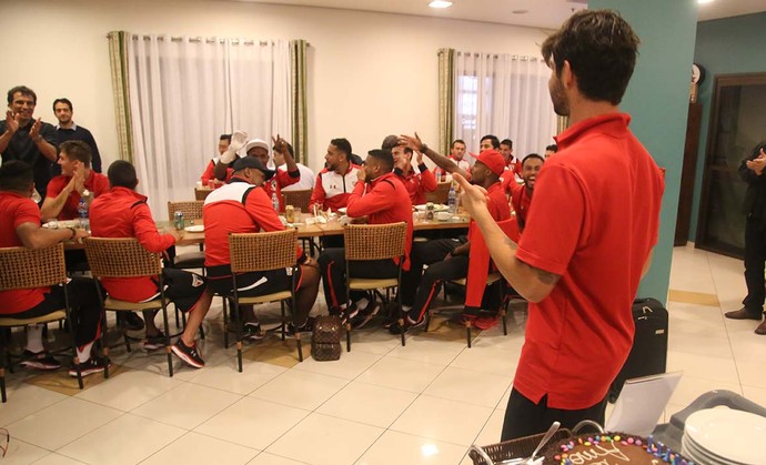 Alexandre Pato São Paulo bolo aniversário (Foto: Rubens Chiri/Site oficial do SPFC)