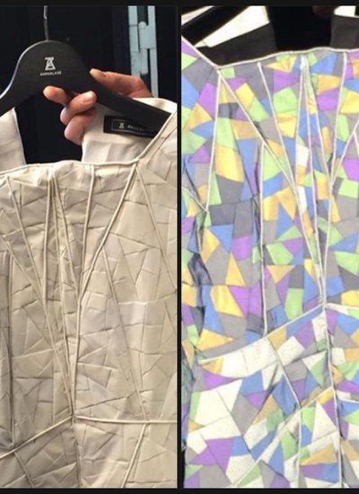 O vestido em que as cores aparecem de acordo com os flashes dos celulares (Foto: Divulgação)