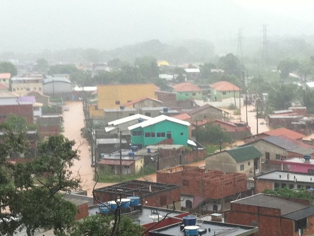 A cidade de Mangaratiba, na Região da Costa Verde, alagada (Foto: Carolina Lauriano/G1)