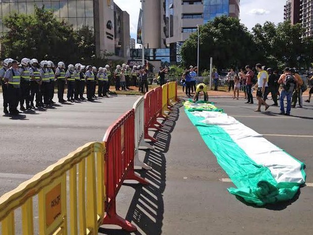 Manifestantes fazem protesto em Brasília contra a Copa e pela desmilitarização da Polícia Militar (Foto: Felipe Neri/G1)