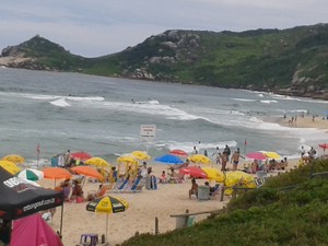 Tempo nublado não afastou banhista da Praia Mole (Foto: Fábio Cardoso/RBS TV)