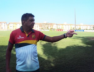 Técnico Flávio Araújo deve voltar a escalar o time no 4-4-2 (Foto: Afonso Diniz/Globoesporte.com)
