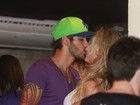 Após show, Gusttavo Lima beija muito a noiva 