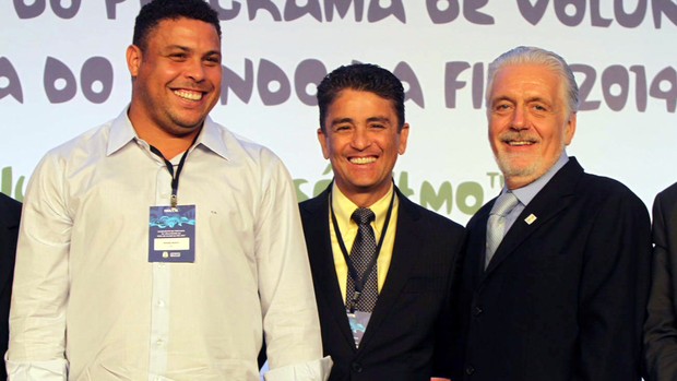 ronaldo bebe jaques wagner copa do mundo (Foto:  Manu Dias/Secom/Divulgação)