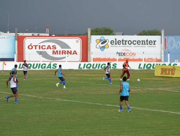 Corintians-RN treina no Estádio Marizão, na véspera da final contra o América-RN (Foto: Ilmo Medeiros)