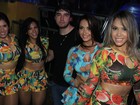 Olin Batista posa com dançarinas do Aviões do Forró