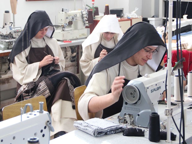 Monjas confeccionam peças da grife 'Afeto' com retalhos (Foto: Jéssica Balbino/ G1)