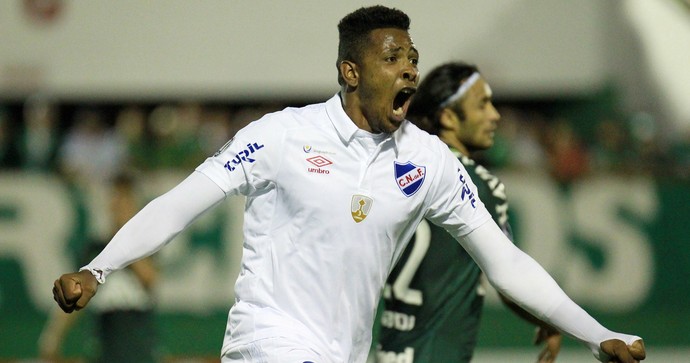 Hugo Silveira Chapecoense x Nacional (Foto: REUTERS/Diego Vara)