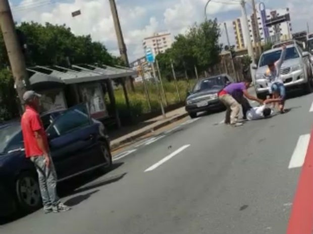 Homem cai em avenida e é agredido por outros dois envolvidos  (Foto: Reprodução/TV TEM)