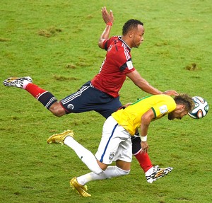  Zuniga entrada em Neymar jogo Brasil x Colômbia (Foto: AFP)