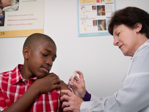 Enfermeira administra vacina em adolescente; a partir do ano que vem os meninos vão ser incluídos na campanha de vacinação contra o HPV, segundo Ministério da Saúde. (Foto: CDC/ Judy Schmidt)