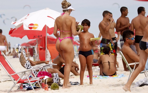 Andréa de Andrade na praia com o filho (Foto: Marcos Ferreira / Foto Rio News)