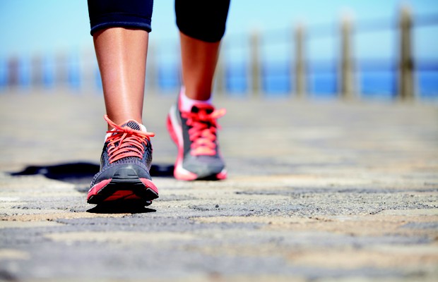Caminhar ; caminhada ; atividade física ; exercício físico ; relaxar ; finais de semana ; faz bem para o corpo ; fim do estresse ;  (Foto: Shutterstock)