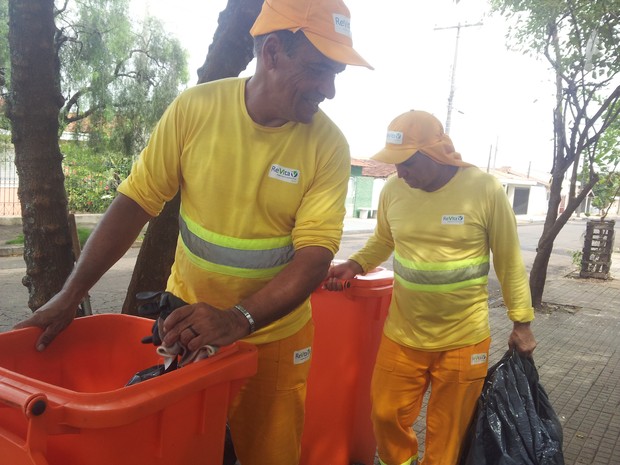 G1 - Com Calor De 36 °C, Varredores Levam Marmita Em Lixeira Em São ...