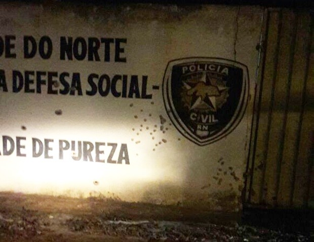 Em Pureza, os criminosos ainda artiraram nos muros da delegacia da cidade (Foto: PM/Divulgação)
