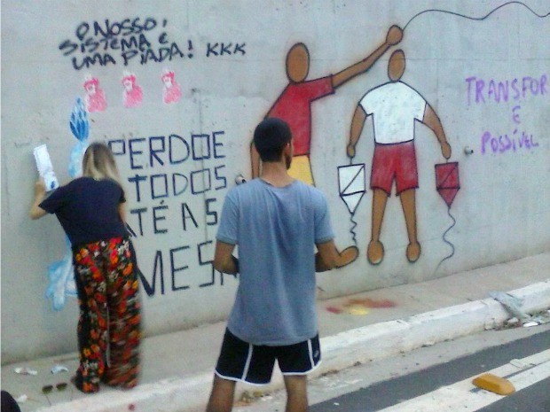 Manifestantes grafitaram paredes da trincheira Jurumirim, na Avenida Miguel Sutil, em Cuiabá. (Foto: Brígida Mota / TVCA)