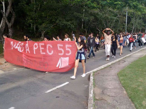Ato de protesto começou na UFJF (Foto: Apes/Divulgação)