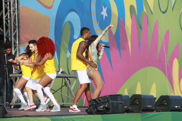 Ego Anitta Usa Mai Comportado E Sensualiza Dan Arino Em Show