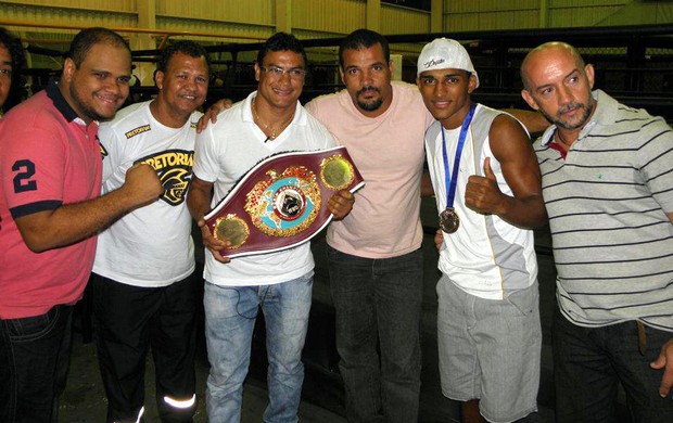 vitor jones ao lado do tio Acelino Popó freitas (Foto: Divulgação)