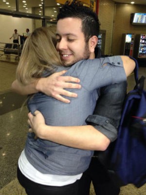 Fernando foi abraçado pela mãe no aeroporto (Foto: Tássia Lima/ G1)