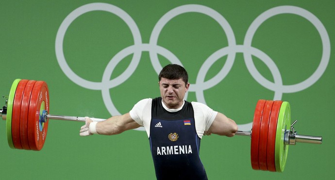 Andranik Karapetyan, atleta da Armênia, quebra o braço no levantamento de peso (Foto: Stoyan Nenov/REUTERS)