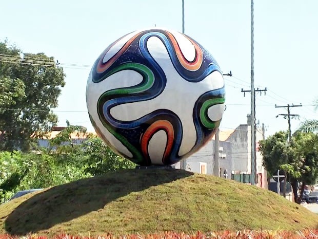 Bola gigante é instalada em canteiro de avenida em Cuiabá (Foto: Reprodução/TVCA)