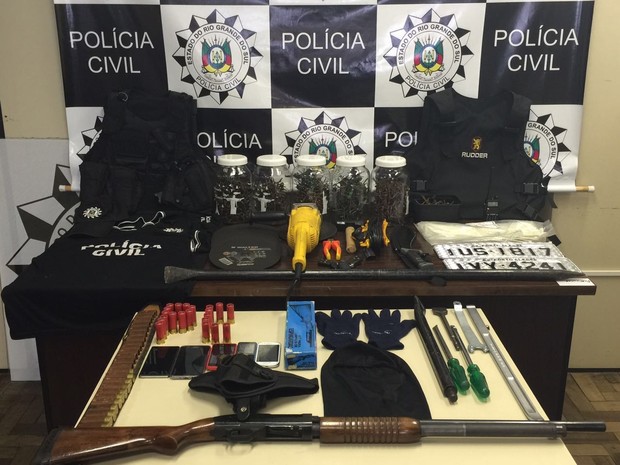 Quadrilha é suspeitar de usar uniforme da Polícia Civil para praticar crimes (Foto: Polícia Civil/Divulgação) Quadrilha é suspeitar de usar uniforme da Polícia Civil para praticar crimes (Foto: Polícia Civil/Divulgação)